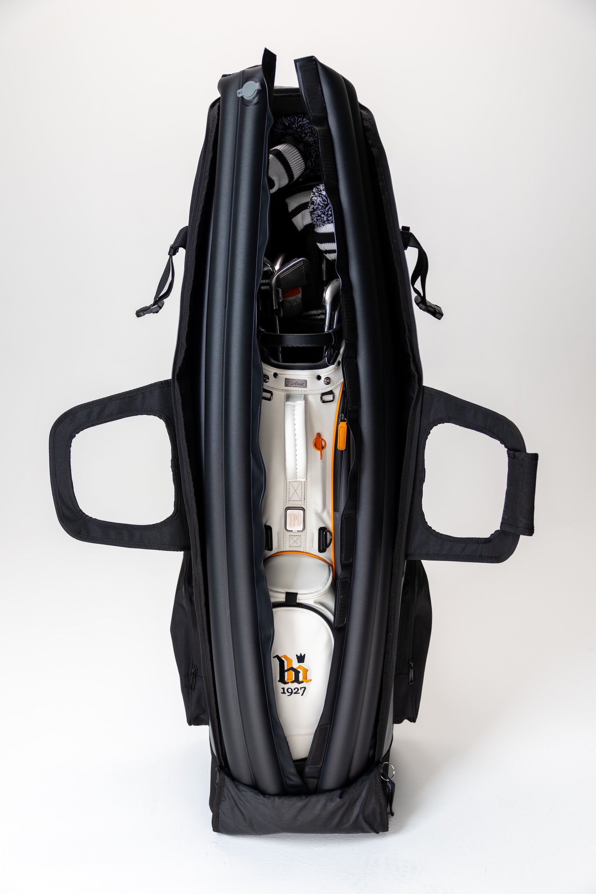 Golf travel bag with AyrSupport inflatable protective insert